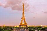 Der Pariser Eifelturm in der Abenddämmerung als Symbol für Frankreich und die Französische Sprache.