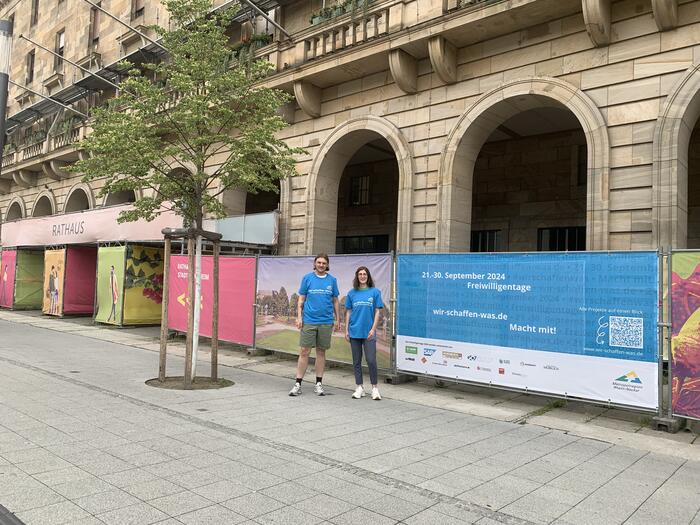 Sarah Schmitt, Beauftragte für bürgerschaftliches Engagement und Werkstudent Jakob Strammer