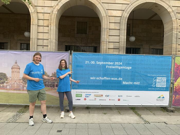 Sarah Schmitt, Beauftragte für bürgerschaftliches Engagement und Werkstudent Jakob Strammer