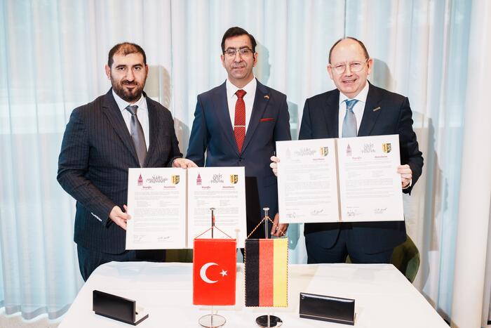 Mit dem Partnerschaftsvertrag: Stellvertretender Bürgermeister Halis Yeşilbaş, Generalkonsul Mahmut Niyazi Sezgin und Oberbürgermeister Christian Specht