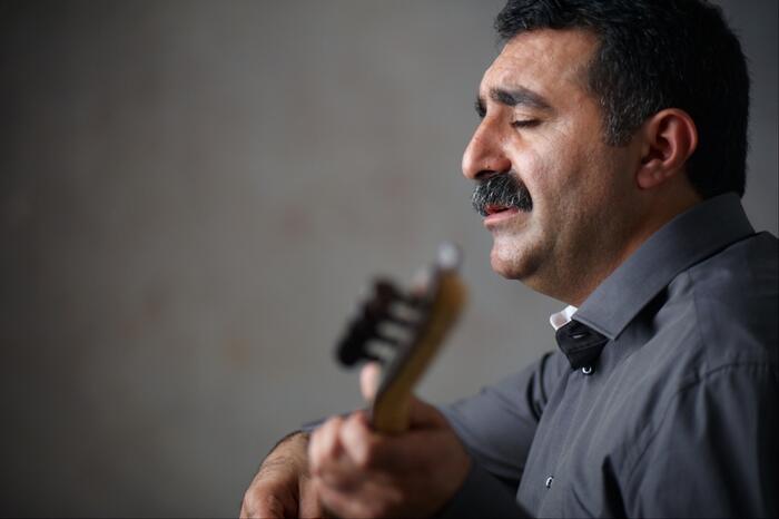 Erdal Erzincan spielt die Baglama