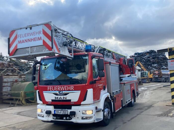 Rund 110 Einsatzkräfte von Berufs- und Freiwilliger Feuerwehr sind vor Ort.