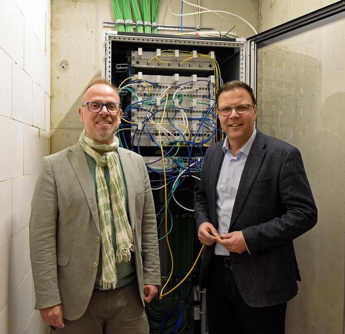 Bildungsbürgermeister Dirk Grunert (l.) und Bürgermeister und IT-Dezernent Dr. Volker Proffen (r.) besuchen die Franklinschule. Sie ist eine von 48 Mannheimer Schulen, die inzwischen an das Glasfasernetz angeschlossen sind.